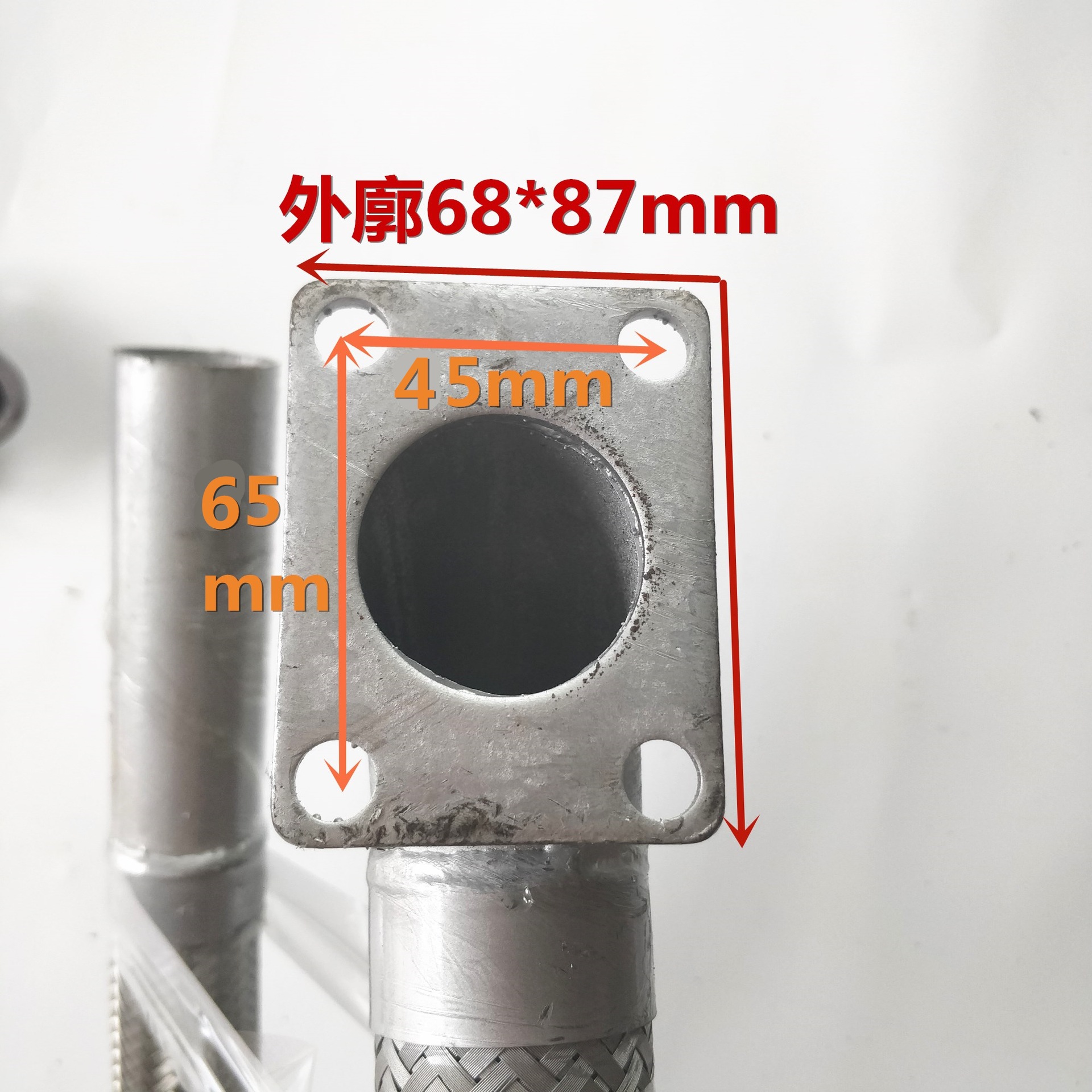 The soft connection flange of the exhaust pipe of agricultural vehicles is refit with 2, 3, 4 cylinder refit with 5 wheels