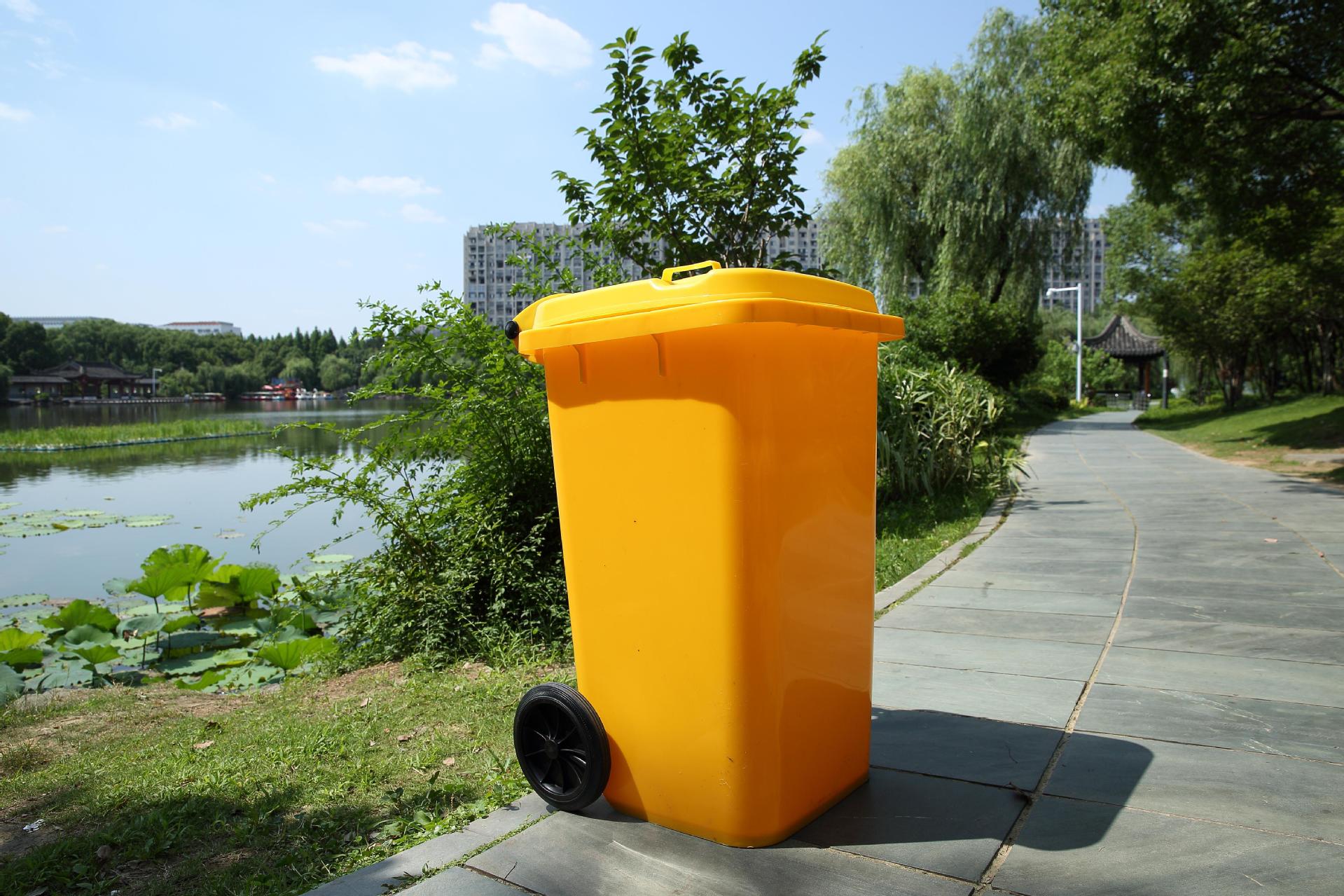 Manufacturer direct selling household 100L classification garbage bin yard plastic belt wheel cover environmental trailer bucket