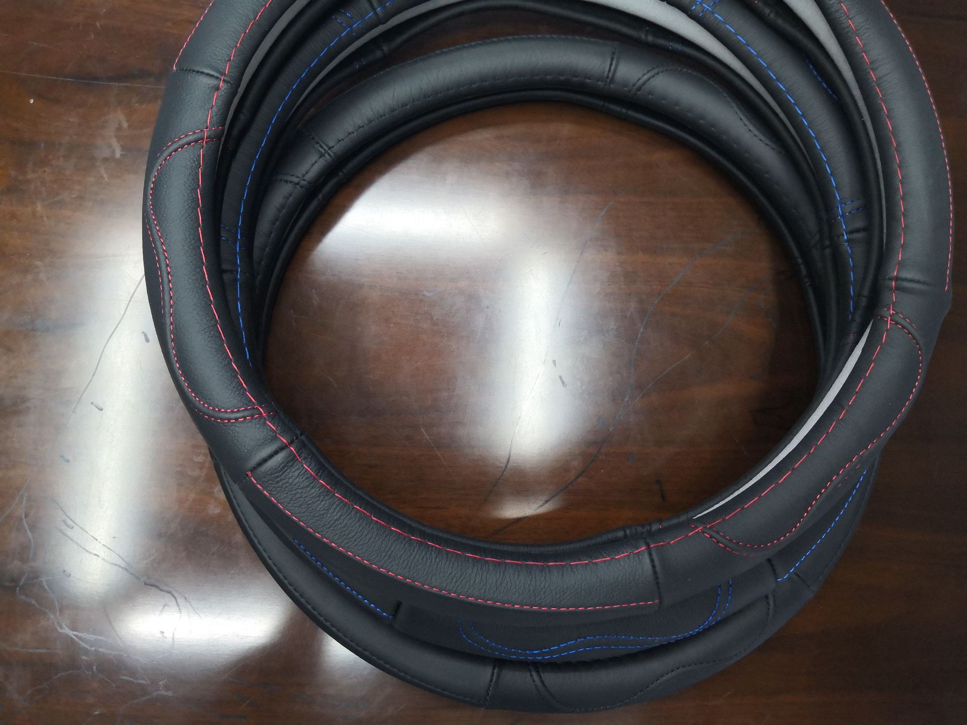 Manufacturers direct sales of white leather perforated inner ring steering wheel cover selling like hot sellers