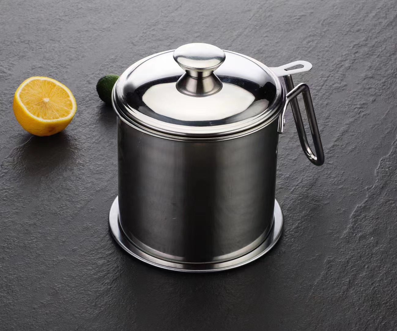 Stainless Steel Oil Draining Pot Household Oil Filter Pot with Filter Screen Oil Storage Cup Oil Pot Leak-Proof Oil Pot Kitchen Utensils