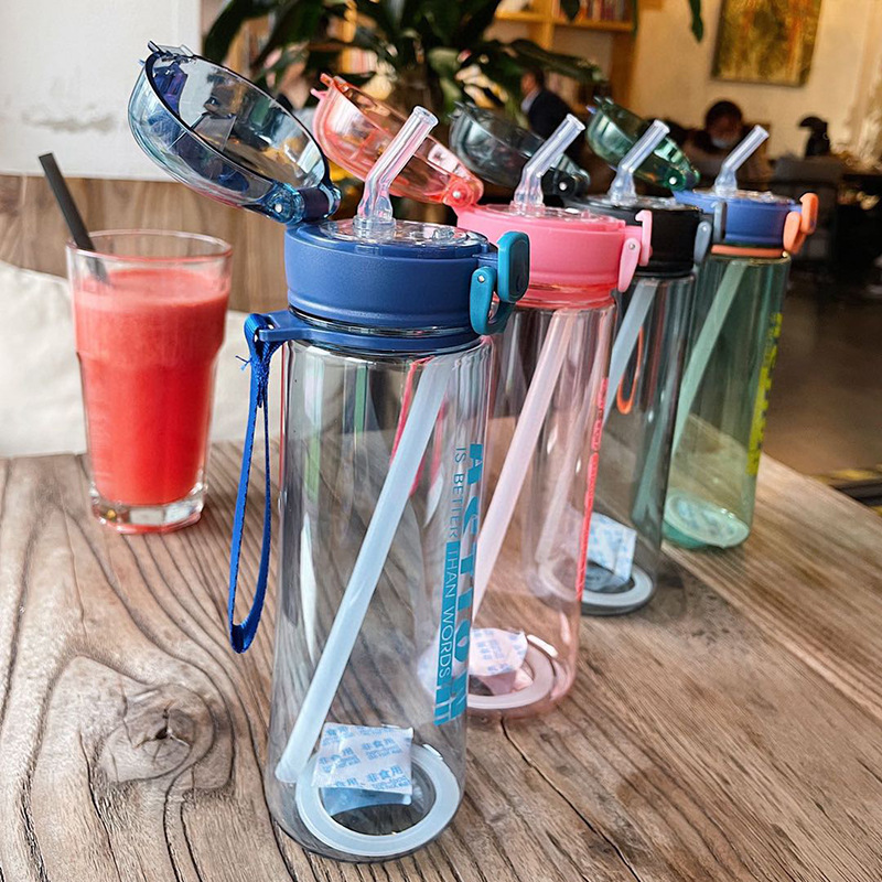 Internet Celebrity Strawberry Tumbler Women&#039;s Plastic Portable Lock Handle Cup with Straw 550650ml Sports Bottle