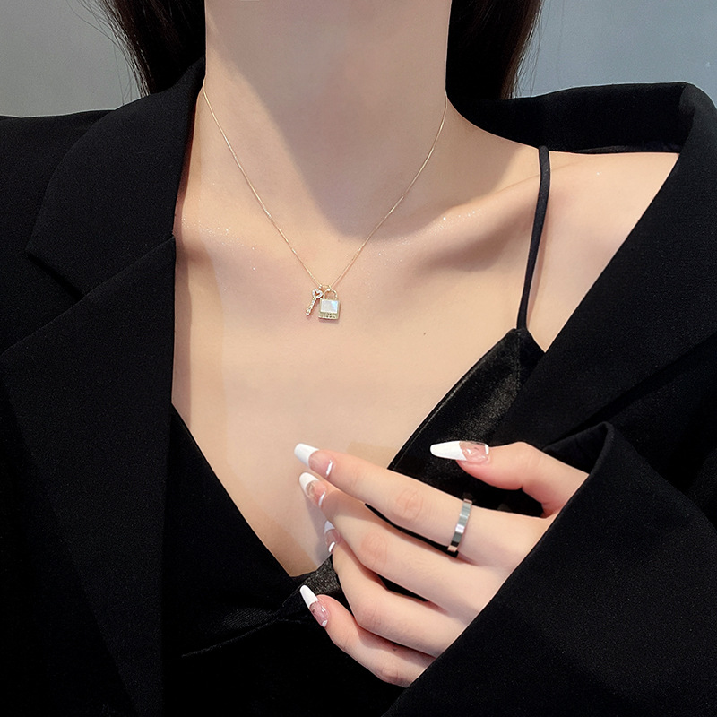 Fashion Necklace Women&#039;s Personality Japanese and Korean Style Pendant Clavicle Chain Light Luxury Letter Lock Head Retro Temperament Necklace