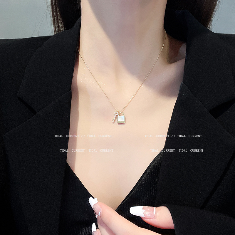 Korean Dongdaemun Design Key Lock Necklace Women&#039;s Fashion Simple Cold Style Pendant All-Match Clavicle Chain Fashion