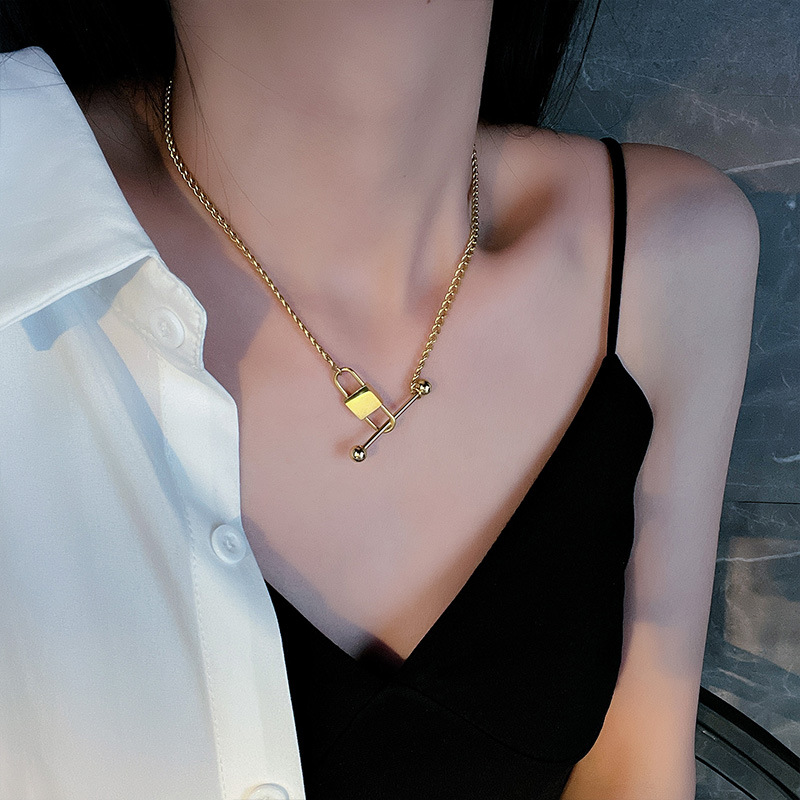 European and American Thick Type Titanium Steel Necklace Female Summer Ins Hip Hop Non-Fading Gold Plated Ornament Lock Pendant Online Influencer Clavicle Chain