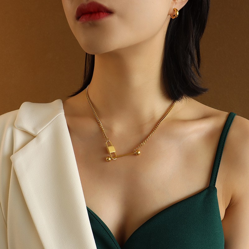 European and American Thick Type Titanium Steel Necklace Female Summer Ins Hip Hop Non-Fading Gold Plated Ornament Lock Pendant Online Influencer Clavicle Chain