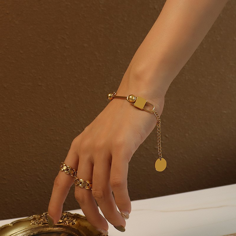 European and American Thick Type Titanium Steel Necklace Female Summer Ins Hip Hop Non-Fading Gold Plated Ornament Lock Pendant Online Influencer Clavicle Chain
