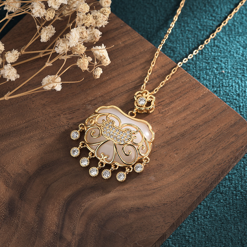 Gong Yanfeng Retro Pendant Ruyi Safety Lock Imitation Hetian Jade Necklace Tassel Temperamental Necklace Factory Direct Sales