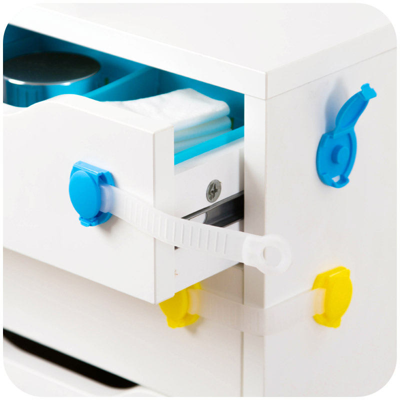Lock the children&#039;s locker door lock and lock the refrigerator lock 1.