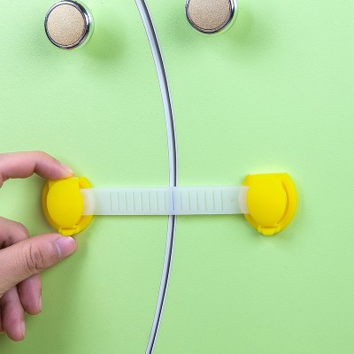Lock the children&#039;s locker door lock and lock the refrigerator lock 1.