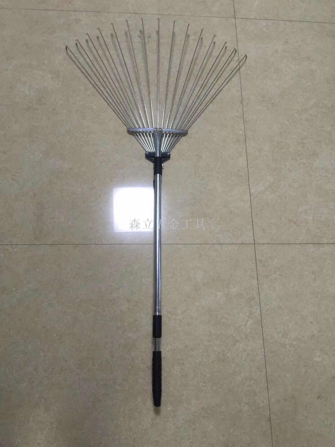 Telescopic straw rake leaves a Telescopic steel wire straw harrow Electroplated 18T color zinc rake