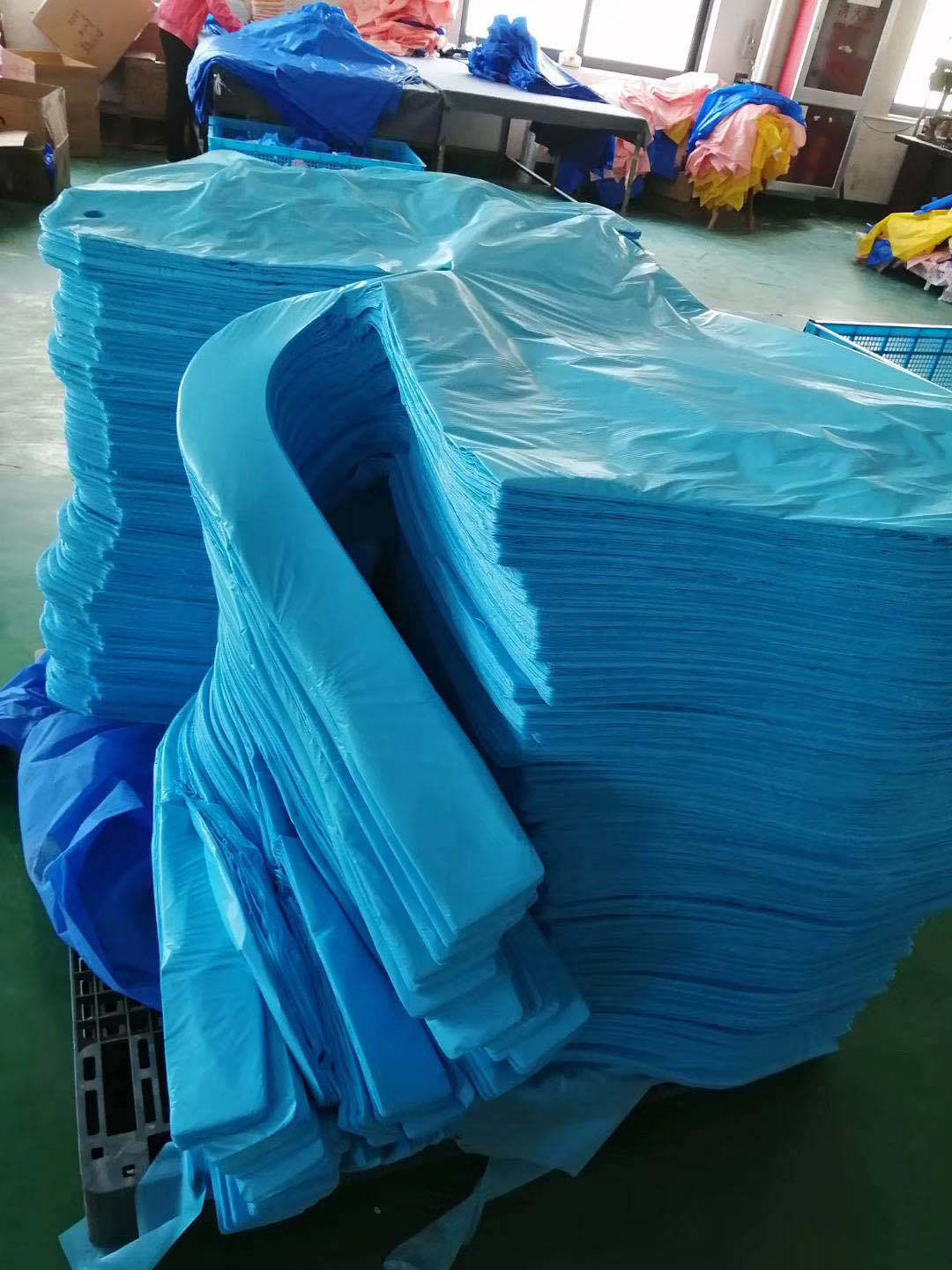 The Disposable CPE protective clothing waterproof dustproof blue clothing anti -static isolation clothing manufacturers to the spot