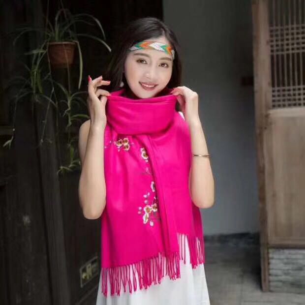 Cashmere stream shall be monochrome embroidery (plum) scarf