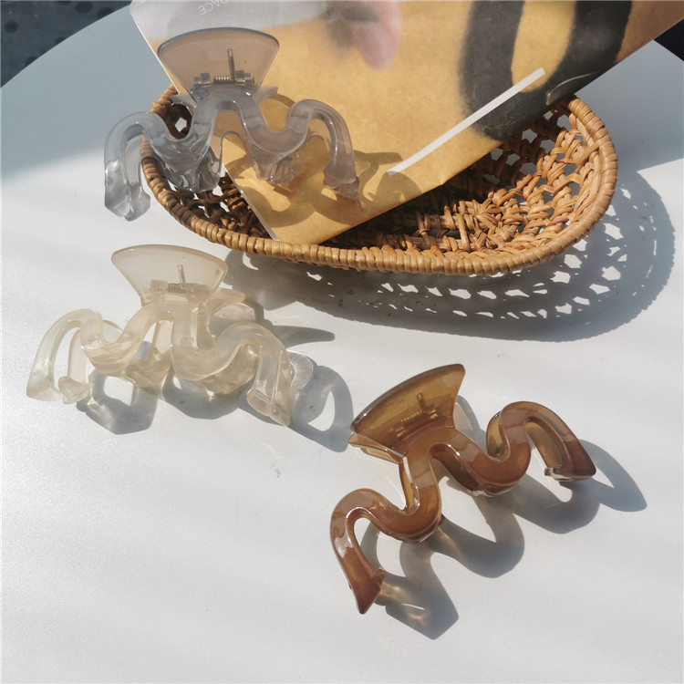 French Retro Big Wave Hair Claw Korean Ins Back Head M Grip Temperament Hair Clip Hair Clip Shark Clip Acrylic Hairpin