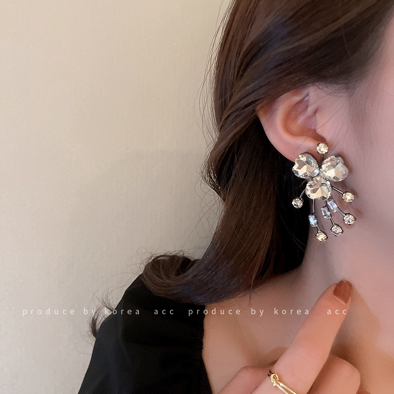 Silver Stud Rhinestone-Encrusted Love Heart Earrings European and American Exaggerated Design Personalized Net Red Wind Ear Studs Elegant Metal Style Earrings for Women