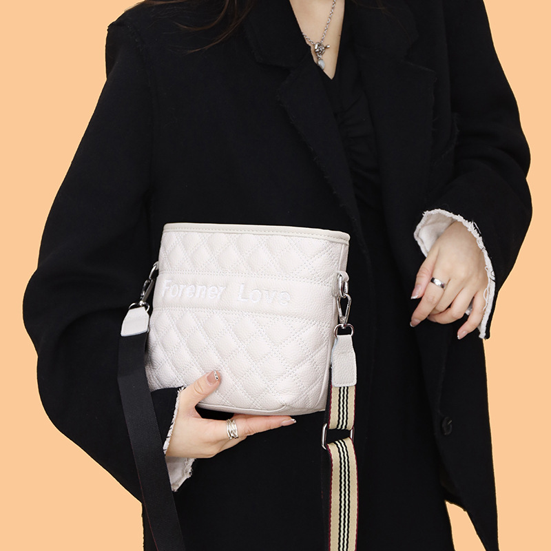 Cross-Border Genuine Leather Women&#039;s Bag Embroidery Thread Small Chanel-Style Bag Bucket Bag 2022 Trendy Fashion First Layer Leather One-Shoulder Messenger Bag
