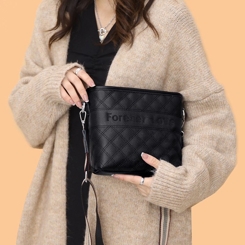Cross-Border Genuine Leather Women&#039;s Bag Embroidery Thread Small Chanel-Style Bag Bucket Bag 2022 Trendy Fashion First Layer Leather One-Shoulder Messenger Bag