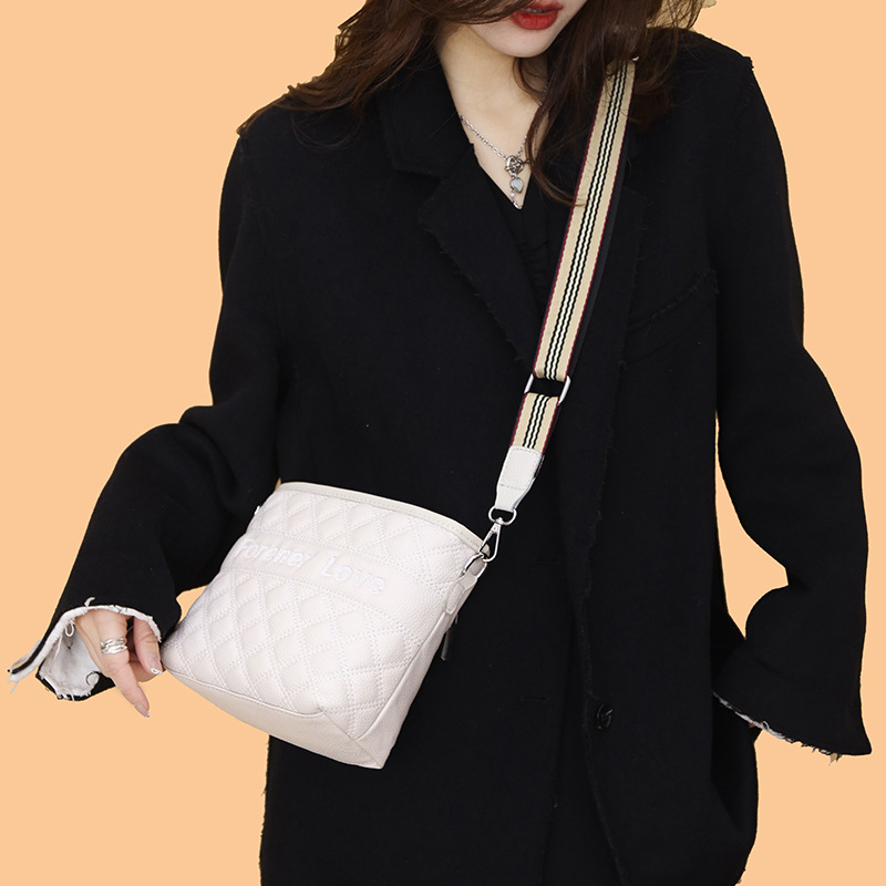 Cross-Border Genuine Leather Women&#039;s Bag Embroidery Thread Small Chanel-Style Bag Bucket Bag 2022 Trendy Fashion First Layer Leather One-Shoulder Messenger Bag