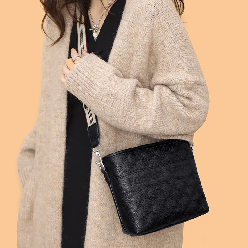 Cross-Border Genuine Leather Women&#039;s Bag Embroidery Thread Small Chanel-Style Bag Bucket Bag 2022 Trendy Fashion First Layer Leather One-Shoulder Messenger Bag