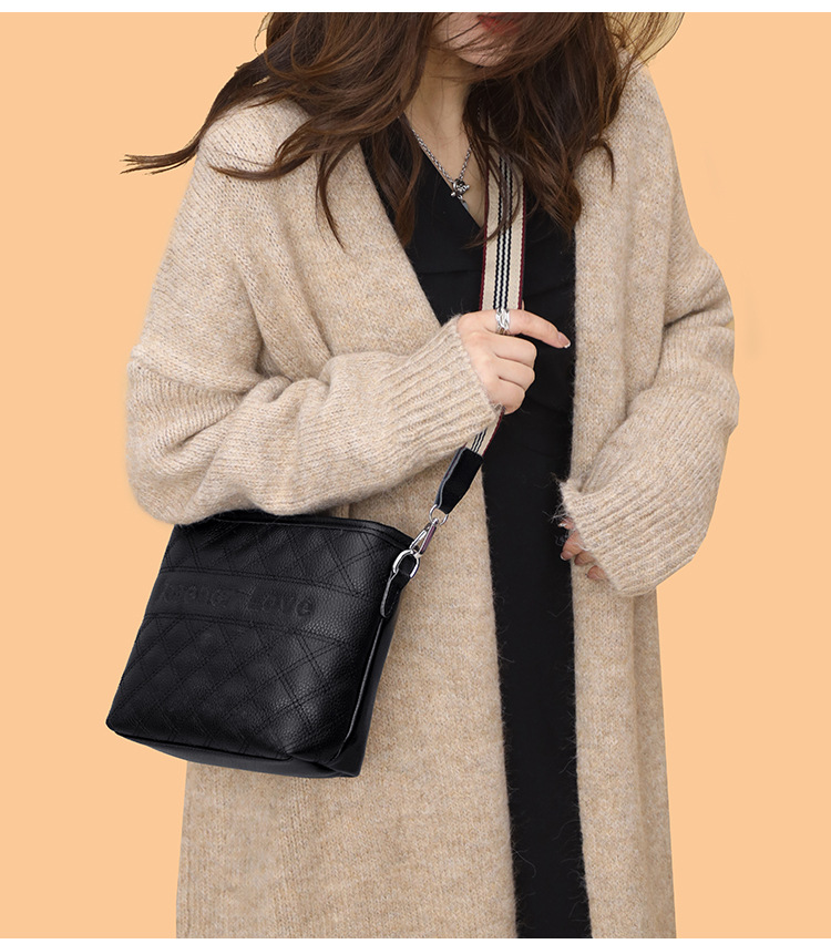 Cross-Border Genuine Leather Women's Bag Embroidery Thread Small Chanel-Style Bag Bucket Bag 2022 Trendy Fashion First Layer Leather One-Shoulder Messenger Bag