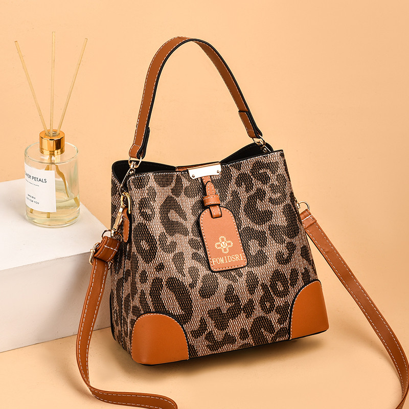 Live bucket bag female 2021 autumn fashion leopard handbag large capacity Korean version One Shoulder Messenger Bag tide
