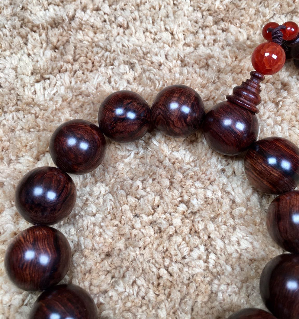 Hainan Scented Rosewood Bracelet 2.0 Face-to-Eye Purple Pear Old Materials Men's and Women's 108 Sea Yellow Beads Bracelet Hainan Scented Rosewood Bracelet 2.0 Face-to-Eye Purple Pear Old Materials Men's and Women's 108 Sea Yellow Beads Bracelet