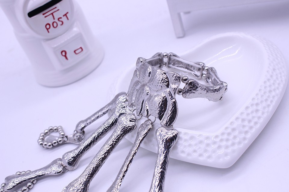 Halloween Ornaments Bracelet European and American Punk Exaggerated Skull Finger Bone Joint Finger Bracelet Women's Jewelry Halloween Ornaments Bracelet European and American Punk Exaggerated Skull Finger Bone Joint Finger Bracelet Women's Jewelry