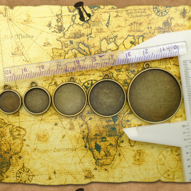 Vintage bronze accessories round single ear side time gem in the bottom of the box Vintage bronze accessories round single ear side time gem in the bottom of the box