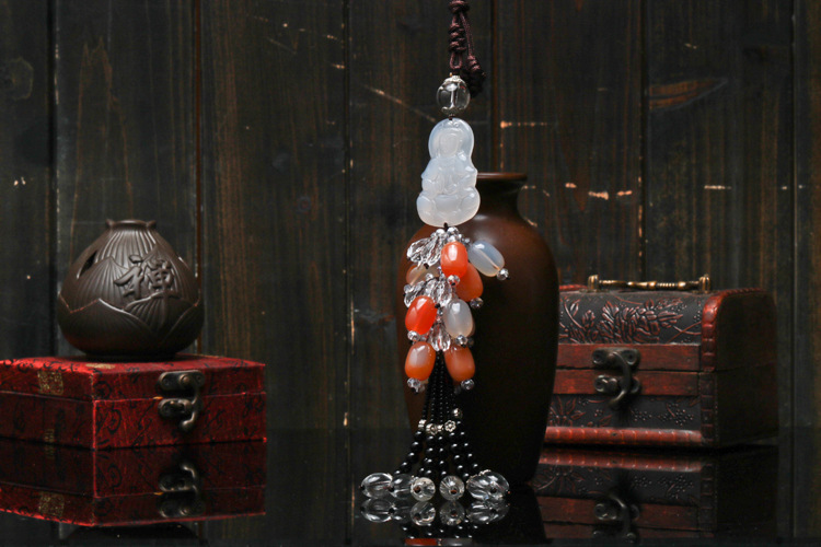 Natural white chalcedony agate car hanging high-grade chalcedony car hanging PI xiu ping button
