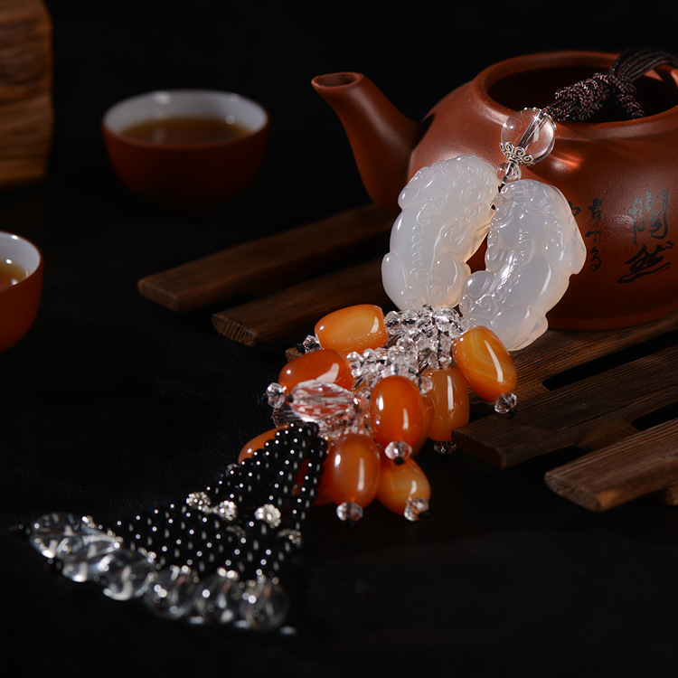 Natural white chalcedony agate car hanging high-grade chalcedony car hanging PI xiu ping button