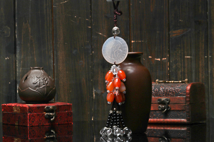 Natural white chalcedony agate car hanging high-grade chalcedony car hanging PI xiu ping button