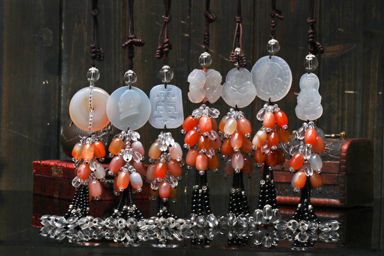 Natural white chalcedony agate car hanging high-grade chalcedony car hanging PI xiu ping button