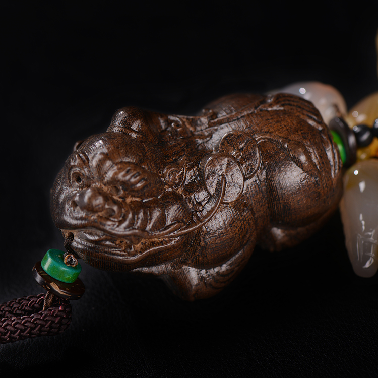 Natural agate jade jade automobile pendant high-grade Natural sandalwood PI xiu cart hanging