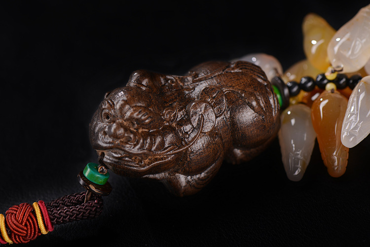 Natural agate jade jade automobile pendant high-grade Natural sandalwood PI xiu cart hanging