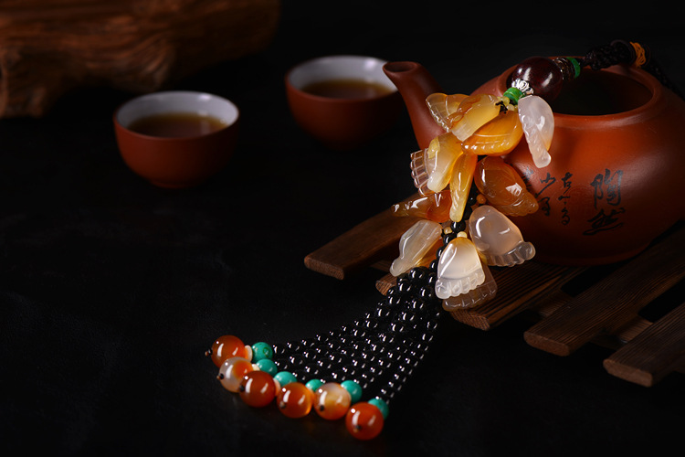 Hanging gourd magnolia water drop Natural agate chalcedony car pendant to protect safe car hanging gourd magnolia water drop