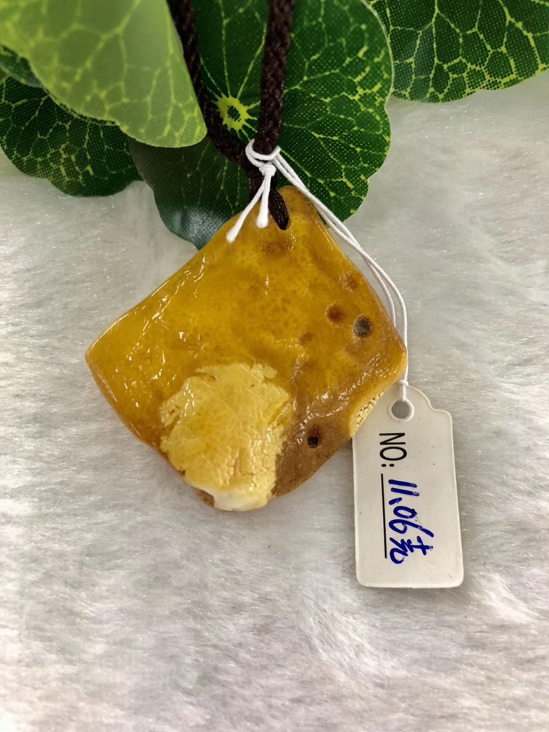 Wave many sea natural generation beeswax chicken oil yellow pendant necklace men and women necklace