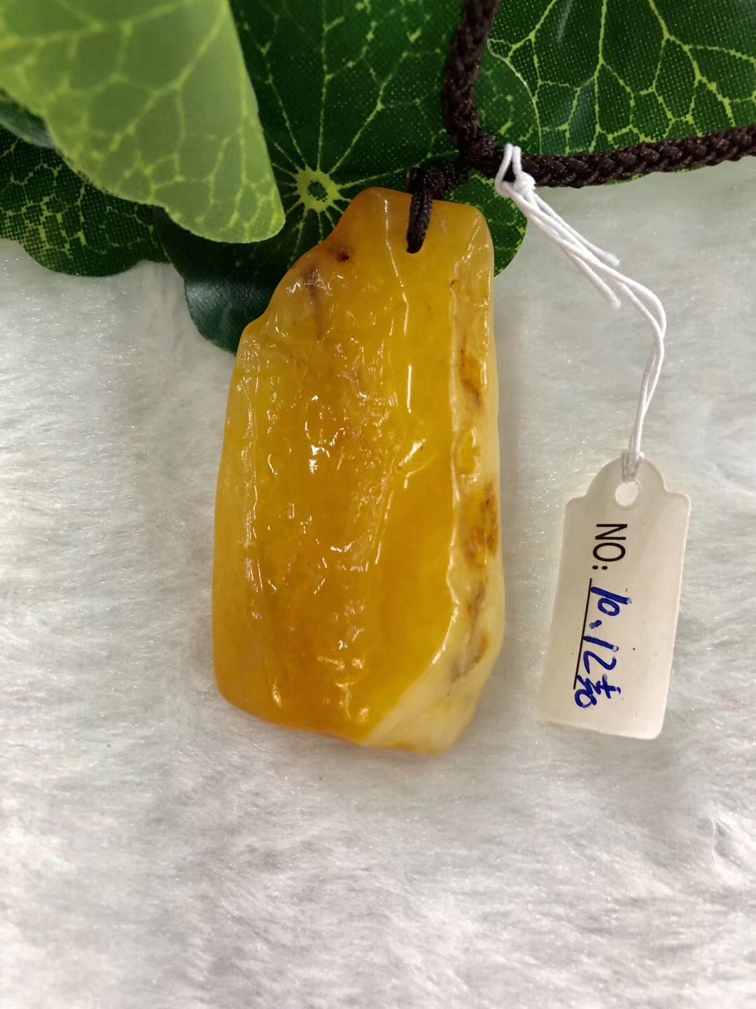 Wave many sea natural generation beeswax chicken oil yellow pendant necklace men and women necklace