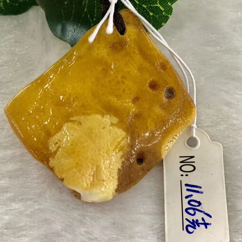 Wave many sea natural generation beeswax chicken oil yellow pendant necklace men and women necklace