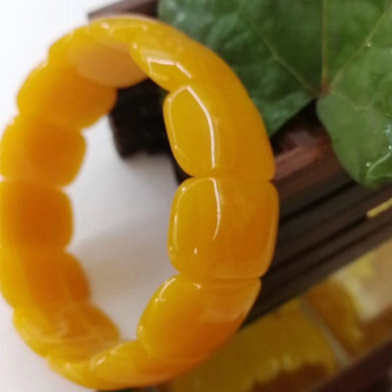 Natural second generation beeswax chicken oil yellow hand chain flower perot hand chain men and women hot style bracelet Natural second generation beeswax chicken oil yellow hand chain flower perot hand chain men and women hot style bracelet
