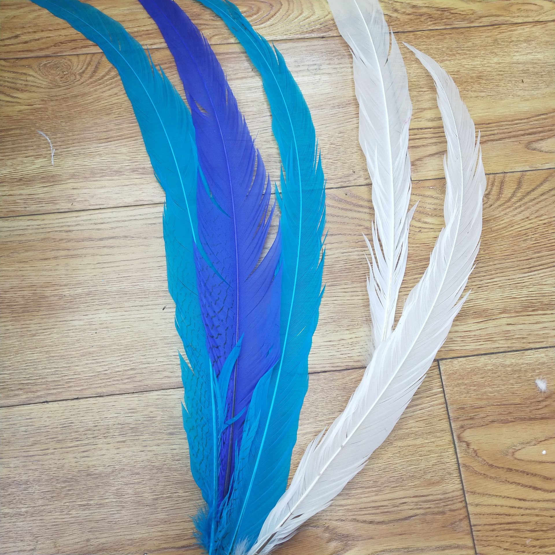 Yiwu Factory Direct Sales Wild Bird Hair Silver Cocktail Feather Craft Can Be Customized Color Carnival Clothing Accessories Yiwu Factory Direct Sales Wild Bird Hair Silver Cocktail Feather Craft Can Be Customized Color Carnival Clothing Accessories