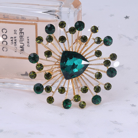 Hot-selling Korean version of the fashion temperament of water drilling corsage brooch joker flower collar pin pin lady brooch clothing accessories
