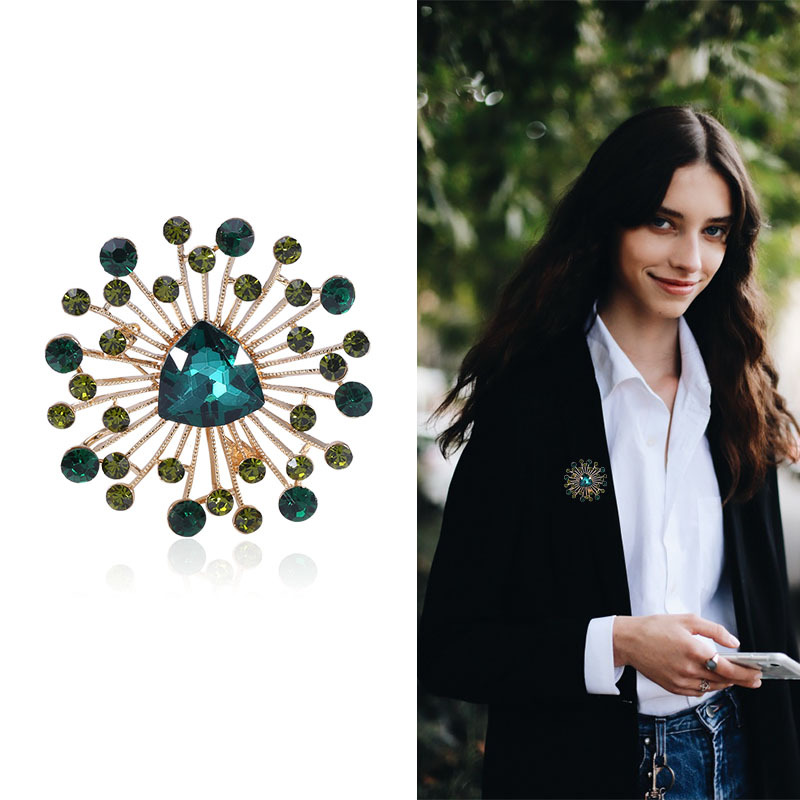 Hot-selling Korean version of the fashion temperament of water drilling corsage brooch joker flower collar pin pin lady brooch clothing accessories Hot-selling Korean version of the fashion temperament of water drilling corsage brooch joker flower collar pin pin lady brooch clothing accessories