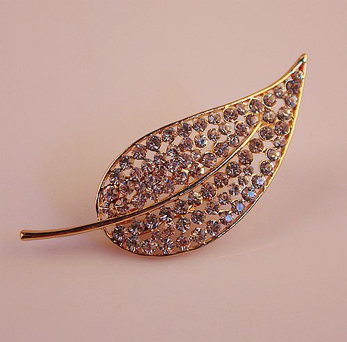 Boutique Luxury Color-Preserving Electroplating Ornament Silk Scarf Buckle Pin European and American Large Zircon Full Diamond Brooch Mixed Batch 10 Yuan Store Boutique Luxury Color-Preserving Electroplating Ornament Silk Scarf Buckle Pin European and American Large Zircon Full Diamond Brooch Mixed Batch 10 Yuan Store