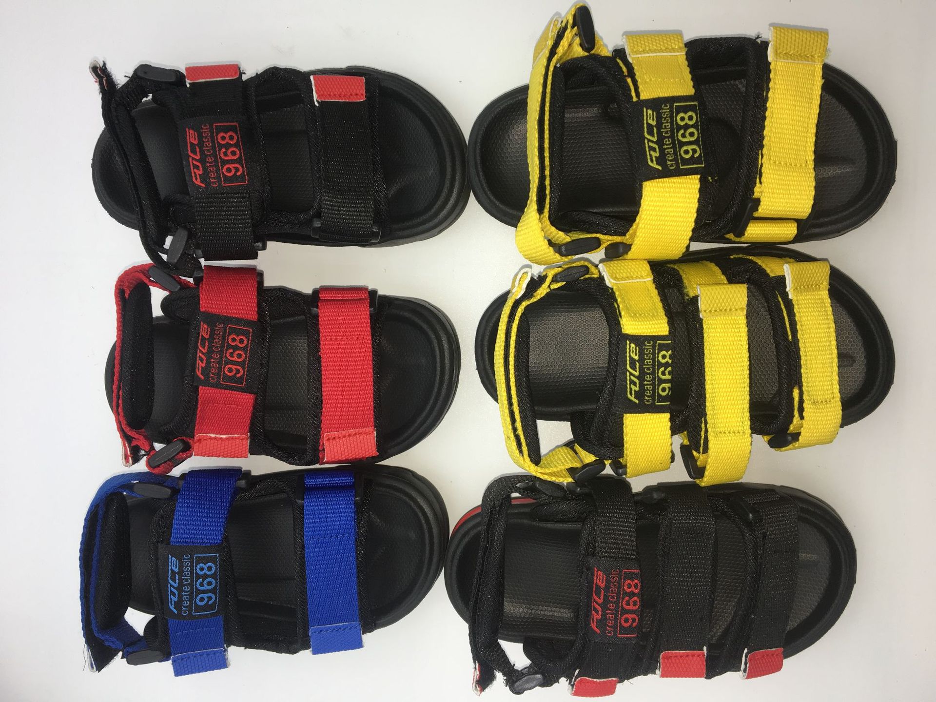 FUCEManufacturer direct selling men&#039;s Roman sandals 2019 new summer beach shoes wholesale magic paste slippers