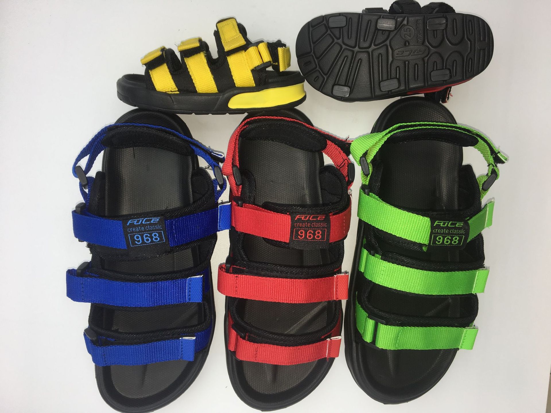FUCEManufacturer direct selling men&#039;s Roman sandals 2019 new summer beach shoes wholesale magic paste slippers