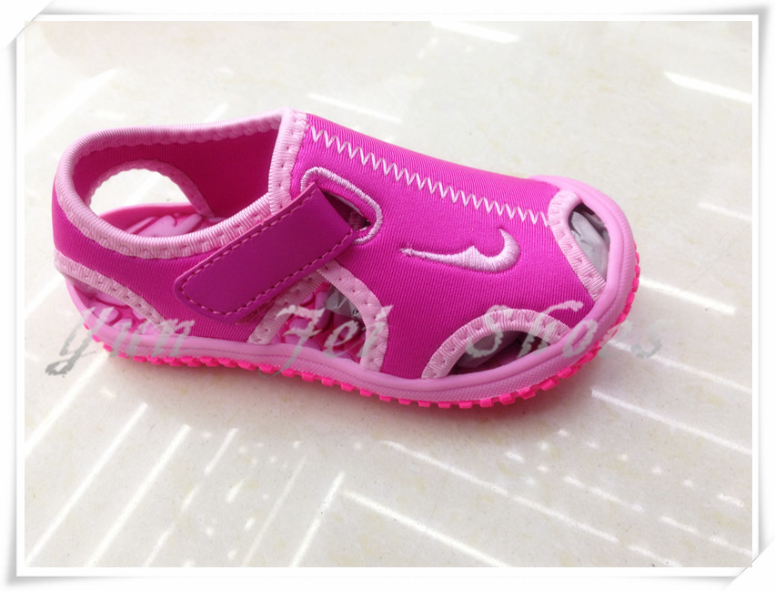 In 2018, the new model of beach shoes for boys and girls, with adhesive design and spot.