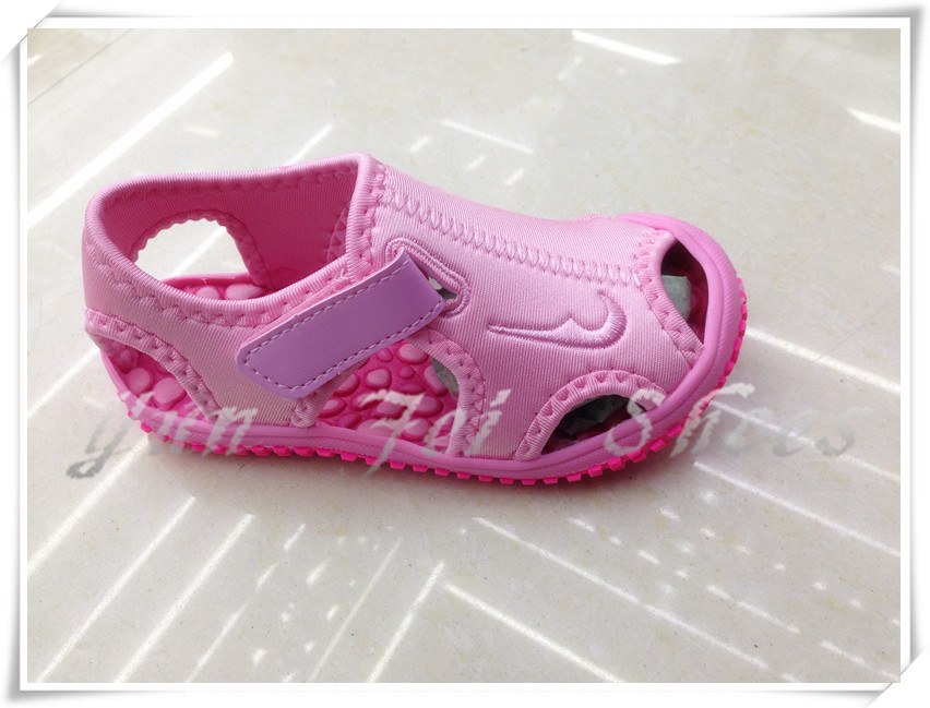 In 2018, the new model of beach shoes for boys and girls, with adhesive design and spot. In 2018, the new model of beach shoes for boys and girls, with adhesive design and spot.
