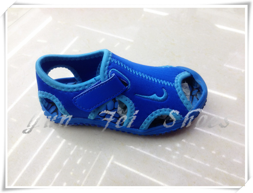 In 2018, the new model of beach shoes for boys and girls, with adhesive design and spot. In 2018, the new model of beach shoes for boys and girls, with adhesive design and spot.