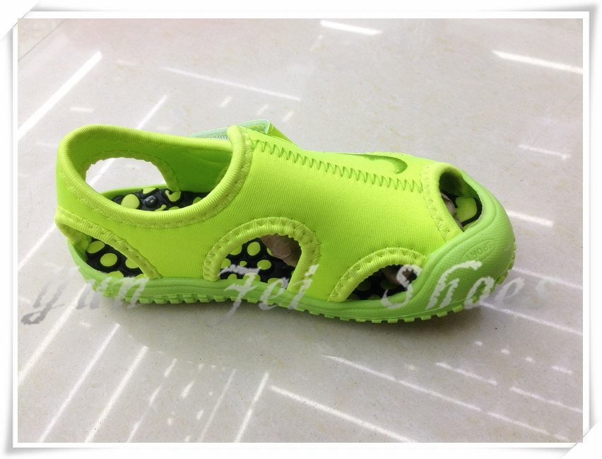 In 2018, the new model of beach shoes for boys and girls, with adhesive design and spot. In 2018, the new model of beach shoes for boys and girls, with adhesive design and spot.