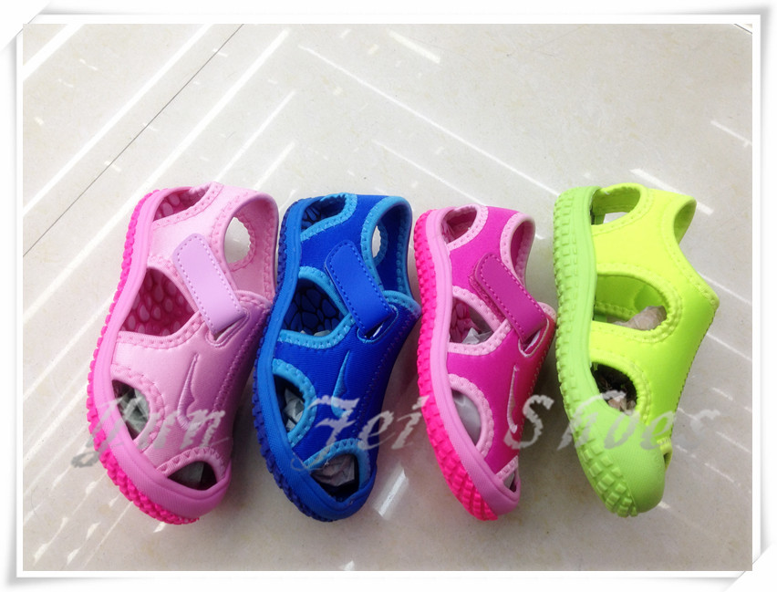 In 2018, the new model of beach shoes for boys and girls, with adhesive design and spot. In 2018, the new model of beach shoes for boys and girls, with adhesive design and spot.