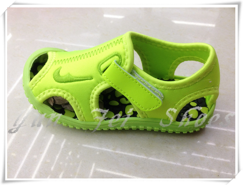 In 2018, the new model of beach shoes for boys and girls, with adhesive design and spot. In 2018, the new model of beach shoes for boys and girls, with adhesive design and spot.